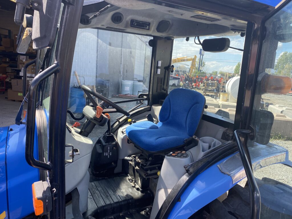 NEW HOLLAND BOOMER 3050 TRACTOR 5