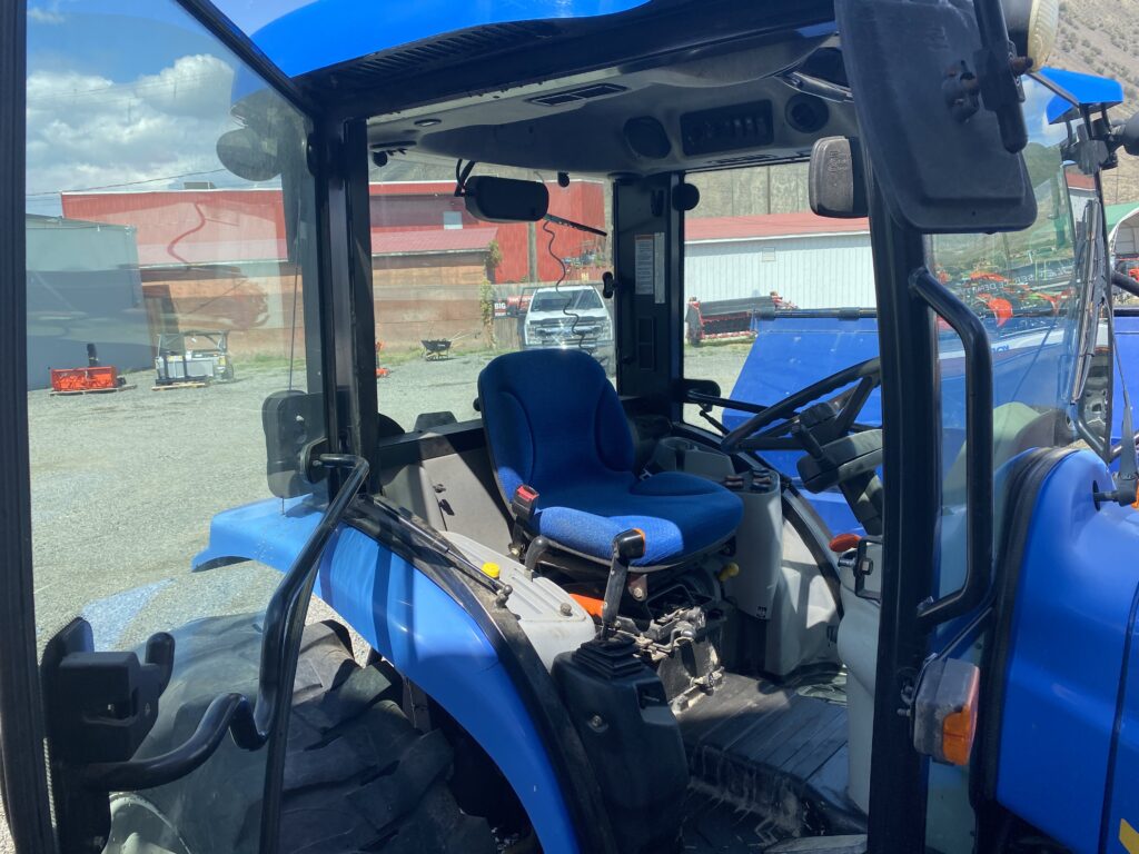 NEW HOLLAND BOOMER 3050 TRACTOR 4