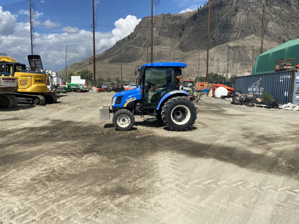 NEW HOLLAND BOOMER 3050 TRACTOR 3