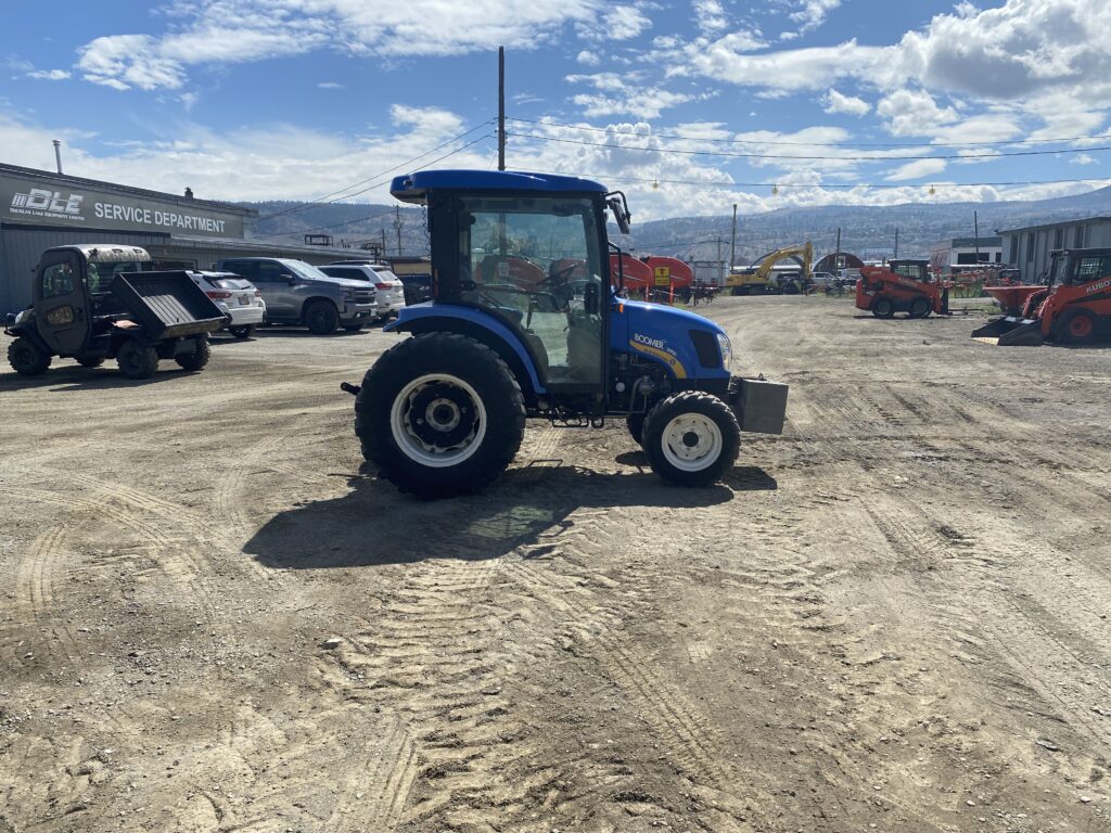NEW HOLLAND BOOMER 3050 TRACTOR 1