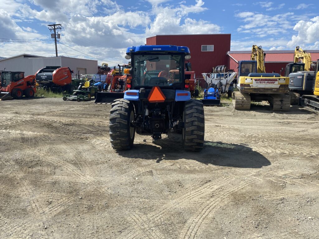 NEW HOLLAND BOOMER 3050 TRACTOR 2