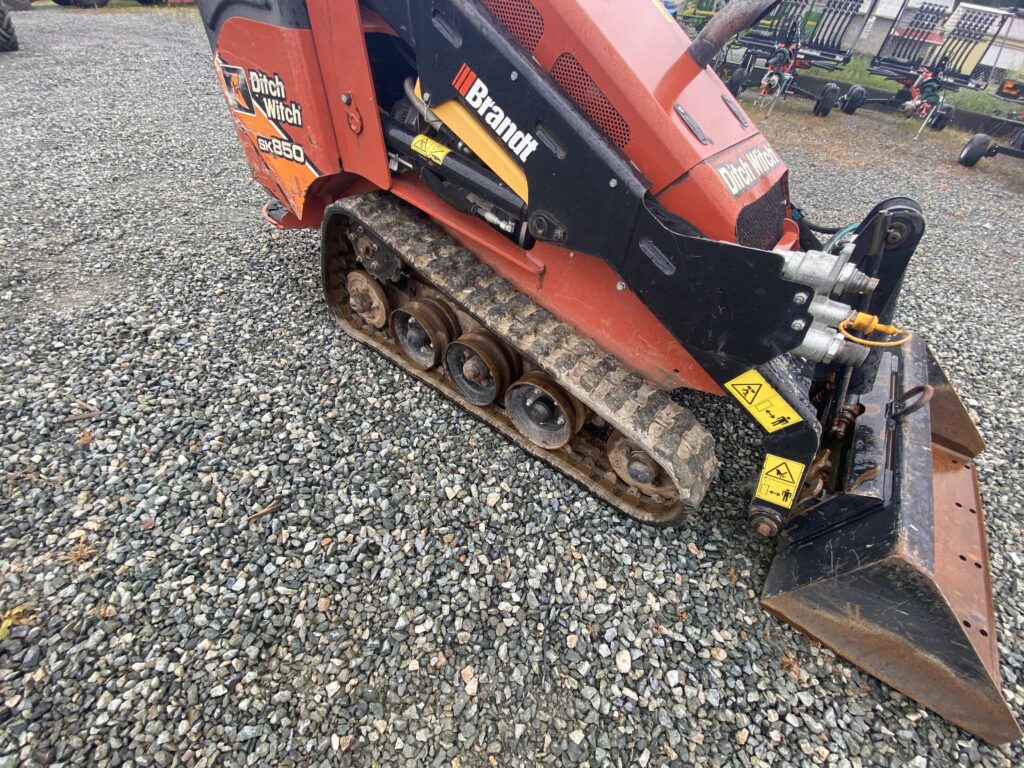 2015 DITCH WITCH SK850 MINI TRACK LOADER 6