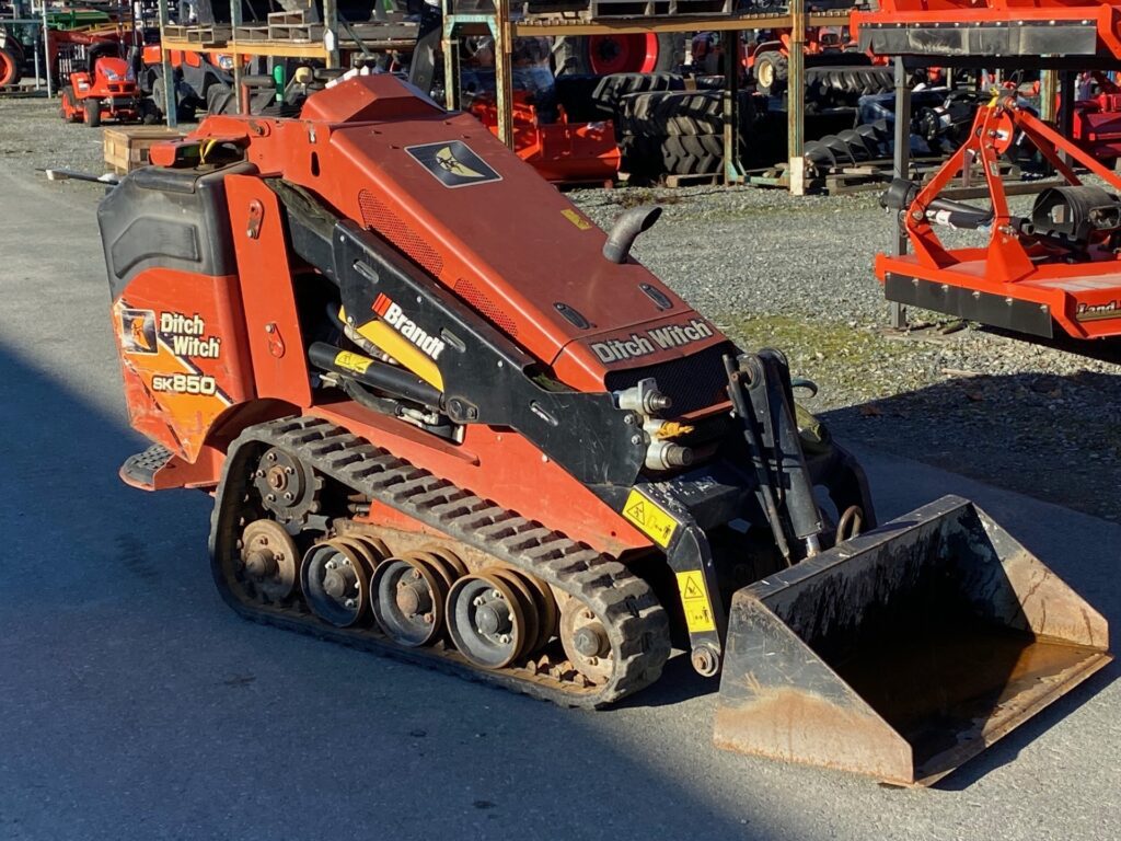 2015 DITCH WITCH SK850 MINI TRACK LOADER 1