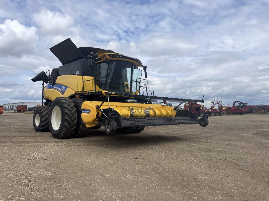 2017 New Holland CR9.90 Combine w/ Pickup Header 3