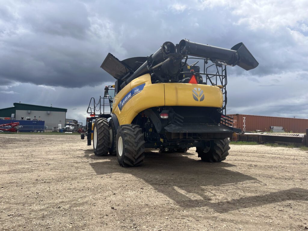 2017 New Holland CR9.90 Combine w/ Pickup Header 7