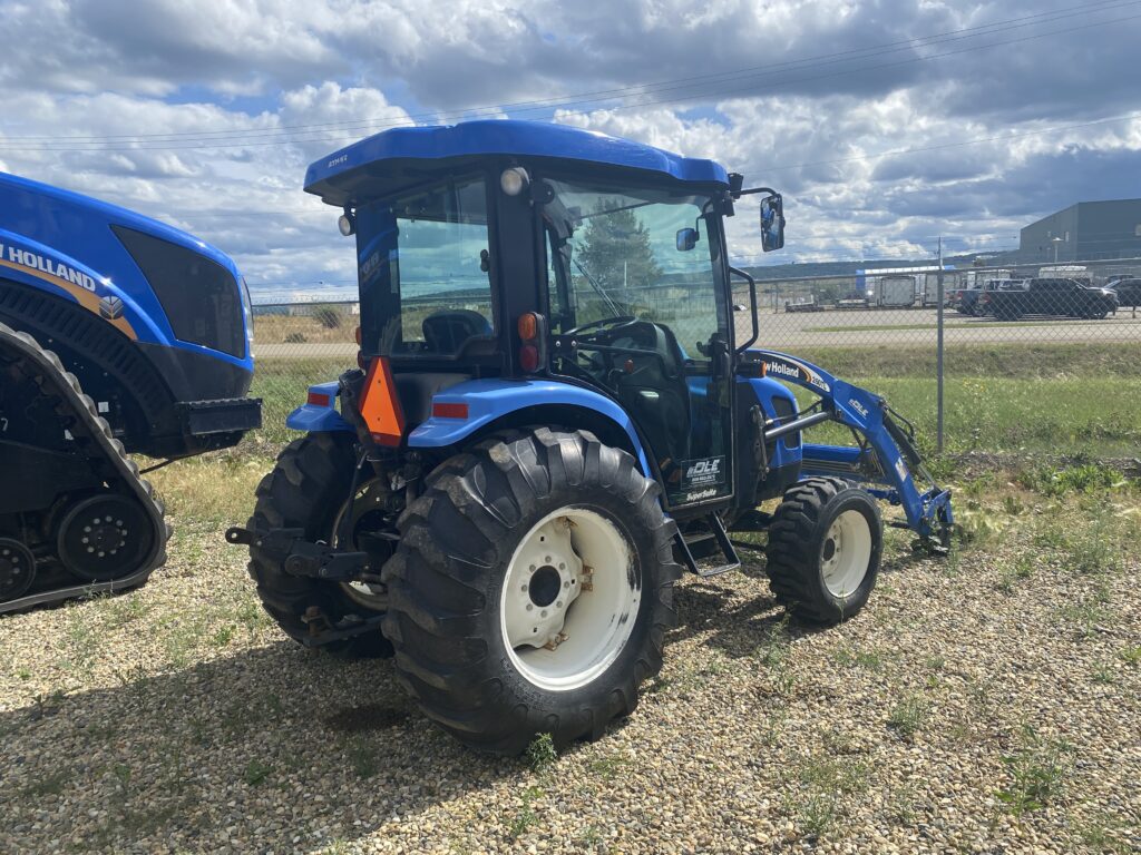 2007 New Holland TC45DA Tractor w/ Loader 2