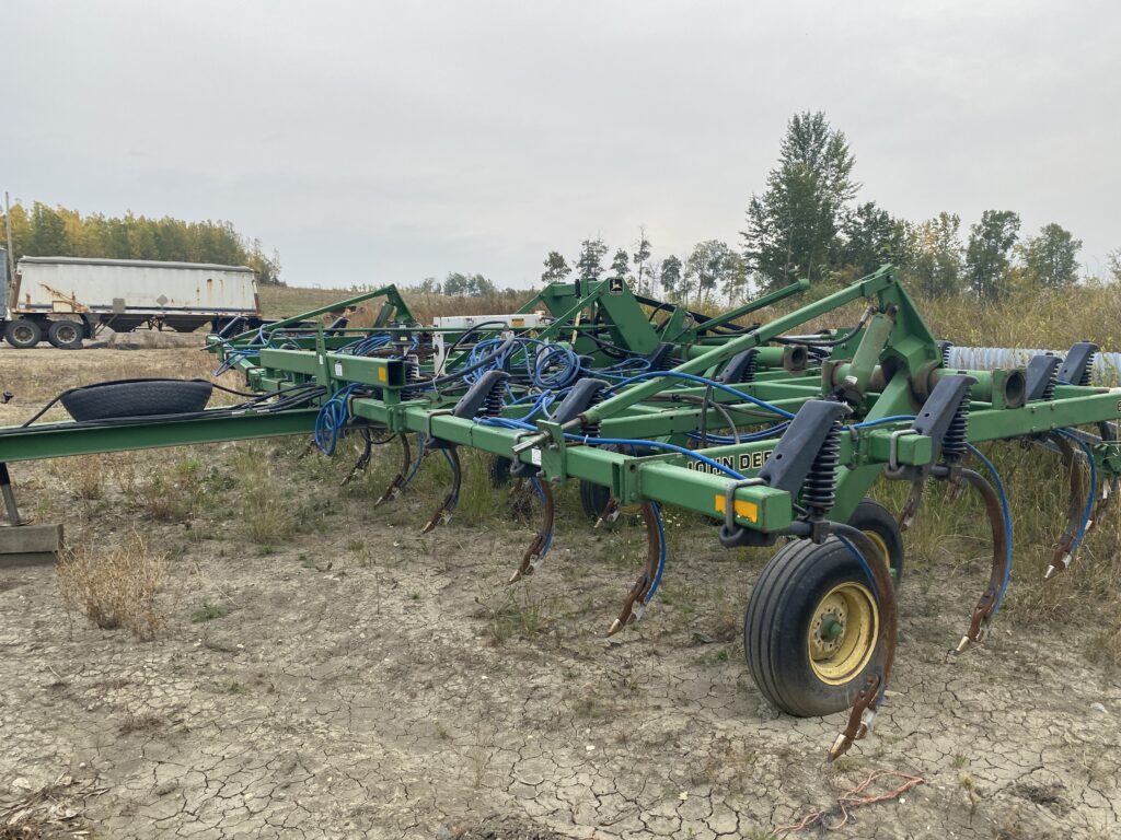 1998 John Deere 680 Chisel Plow 1