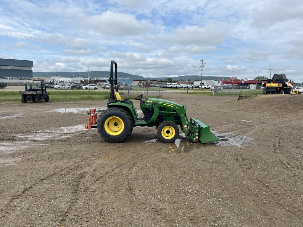 2019 John Deere 3025E Tractor w/ Loader