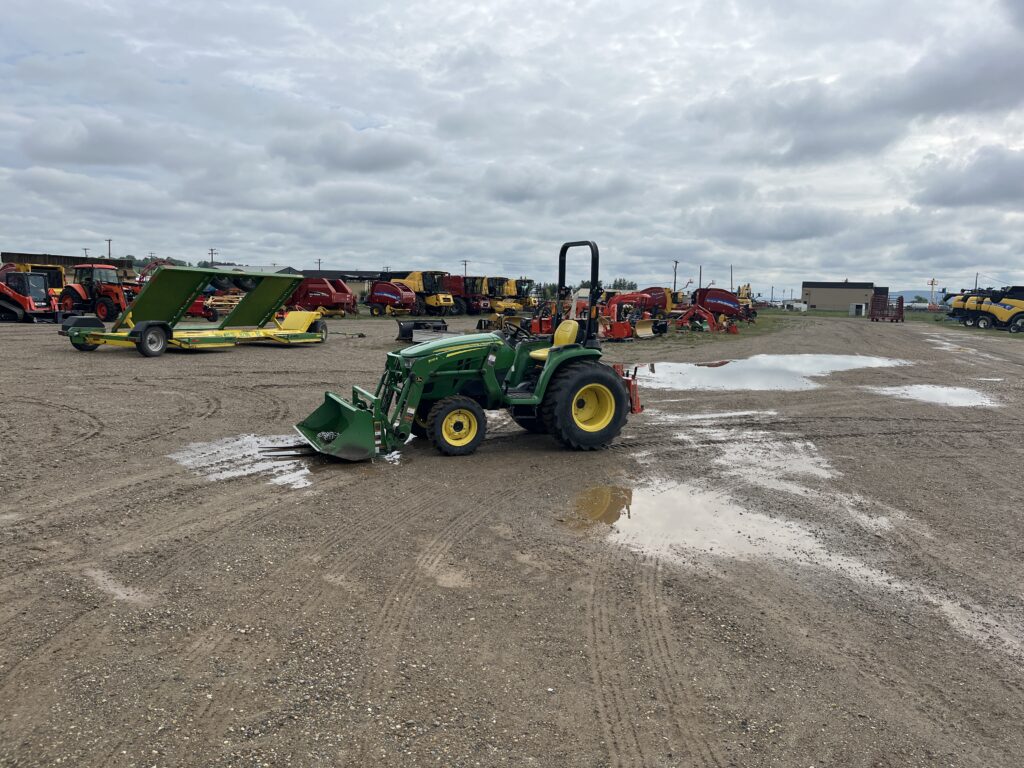 2019 John Deere 3025E Tractor w/ Loader 4