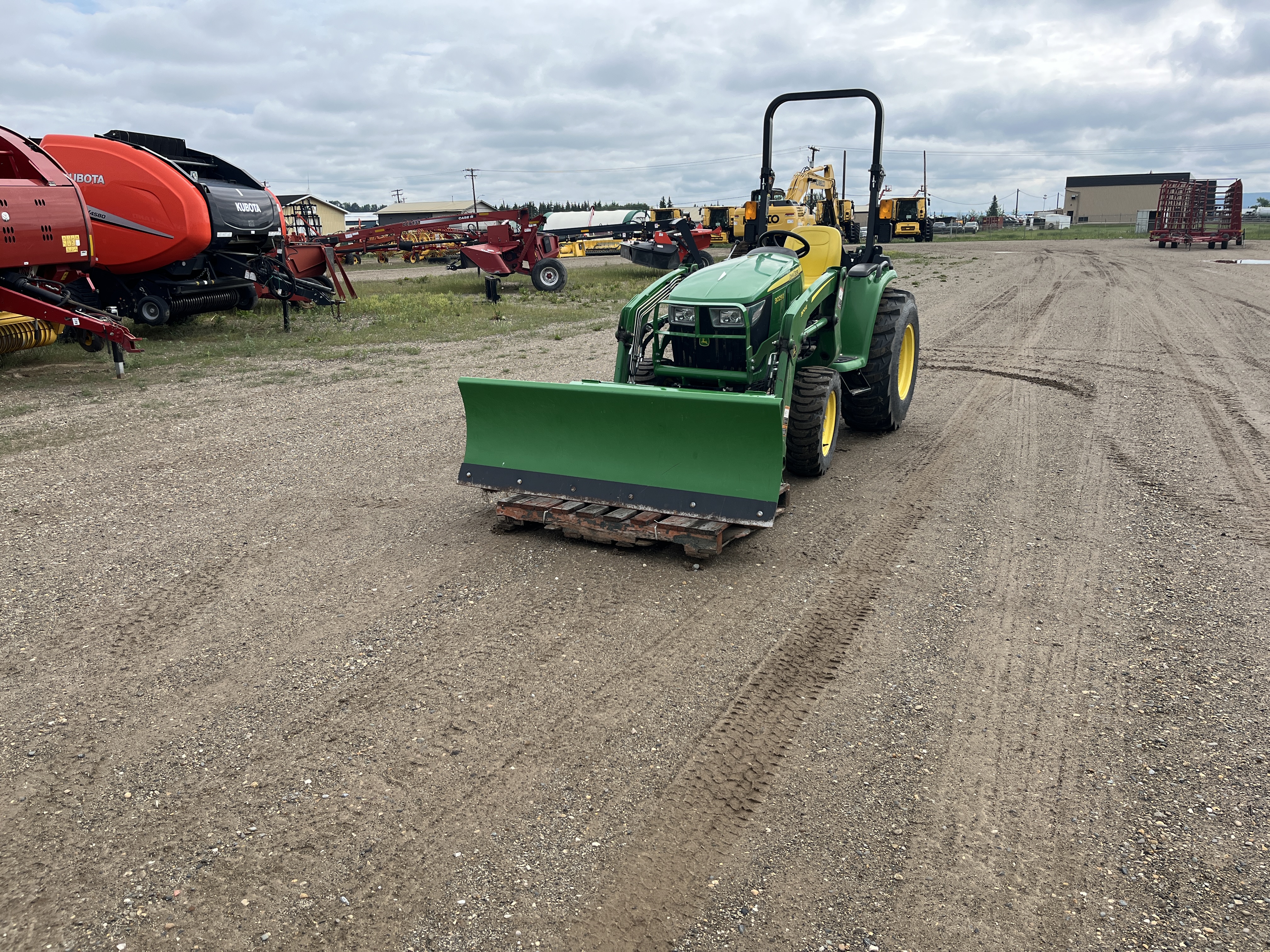 2019 John Deere 3025E Tractor w/ Loader 2