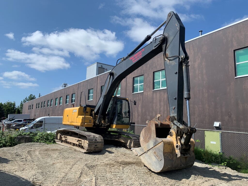 2006 John Deere 240D Excavator 3