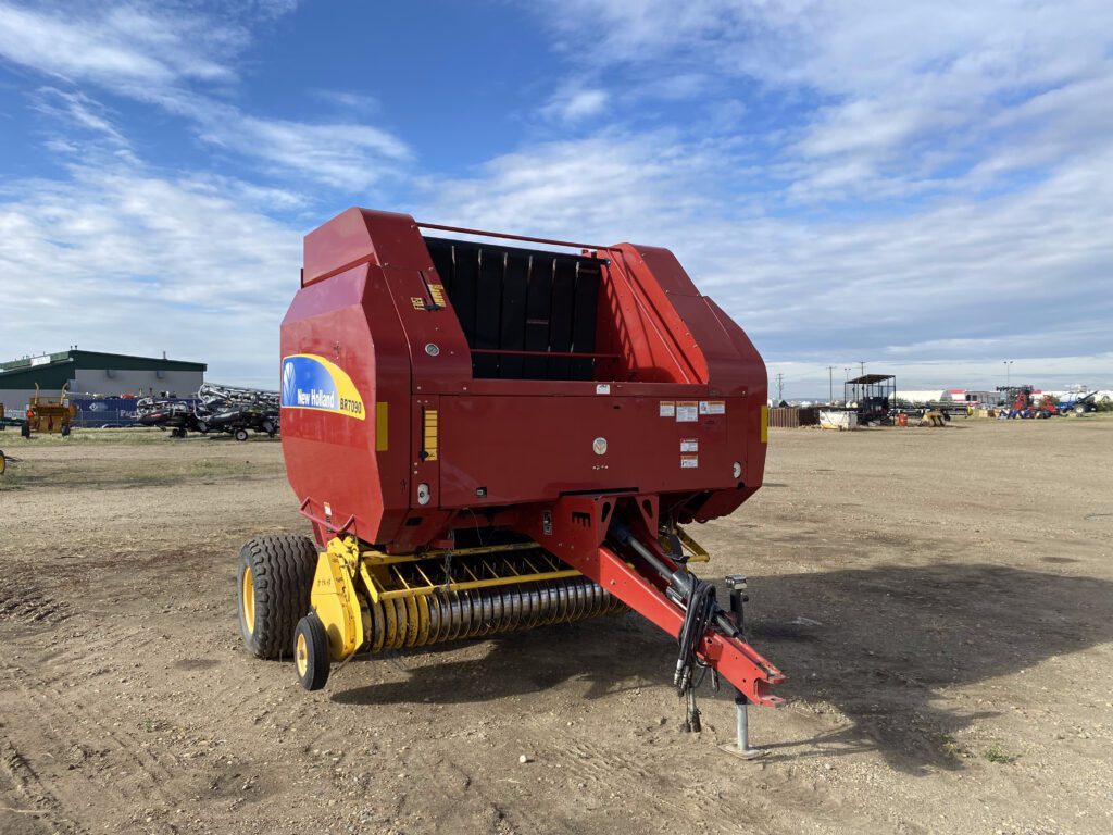 2010 New Holland BR7090 Round Baler 3