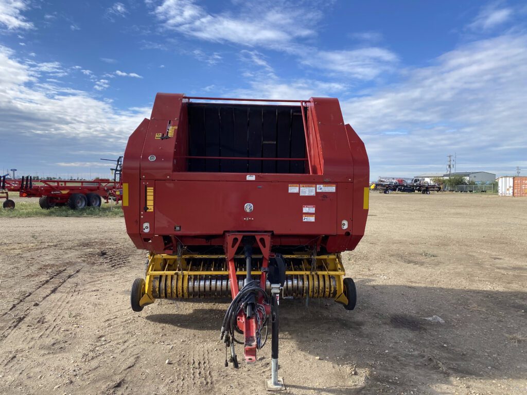 2010 New Holland BR7090 Round Baler 4