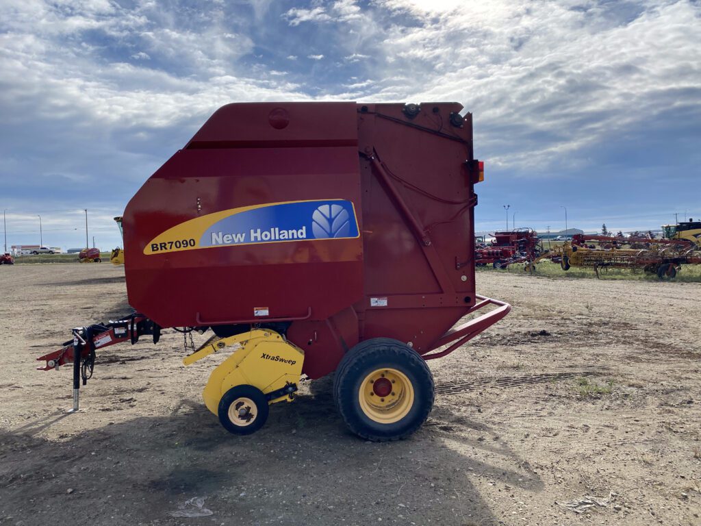 2010 New Holland BR7090 Round Baler 2