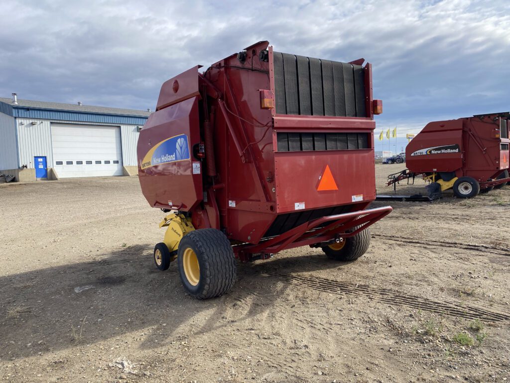 2010 New Holland BR7090 Round Baler 5