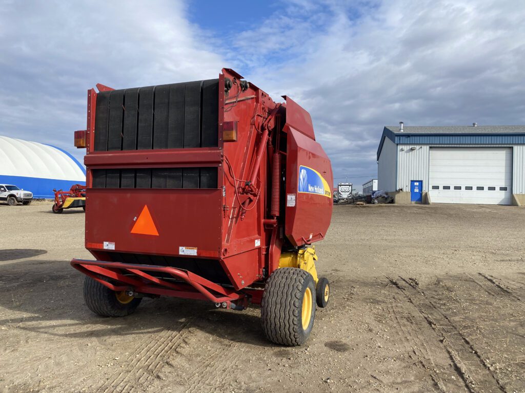 2010 New Holland BR7090 Round Baler 6