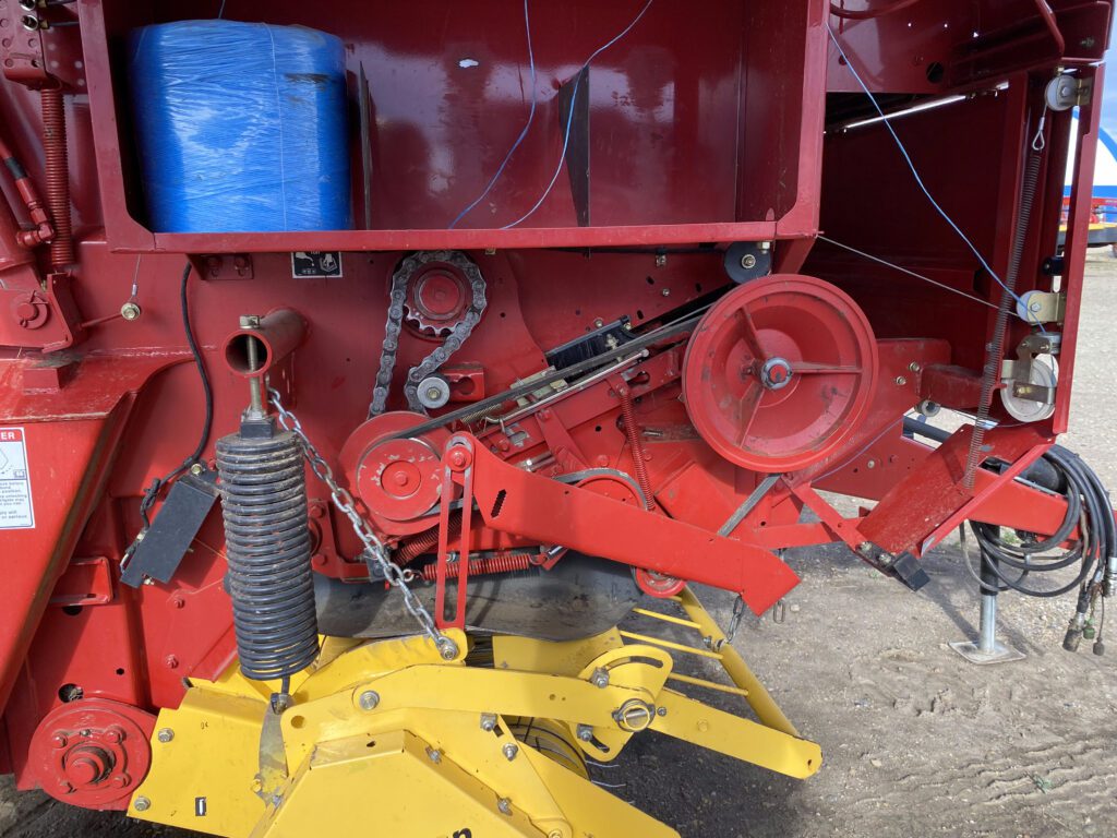 2010 New Holland BR7090 Round Baler 7