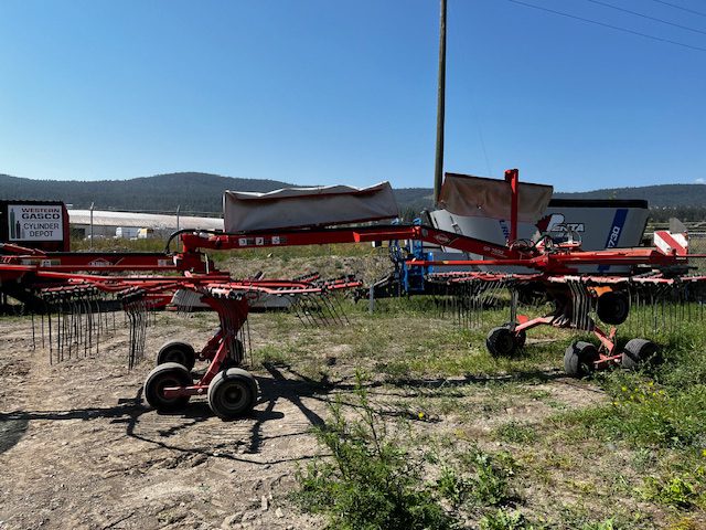 2016 Kuhn GA7932  Dual Rake 1