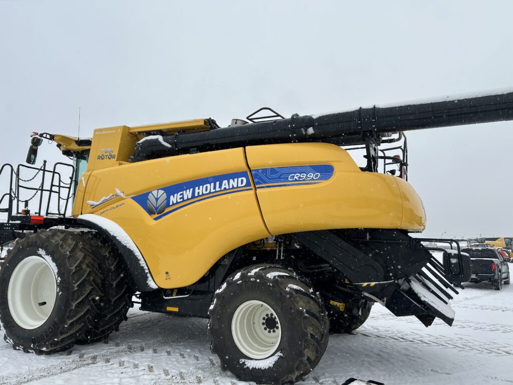 2022 New Holland CR9.90 Combine 3