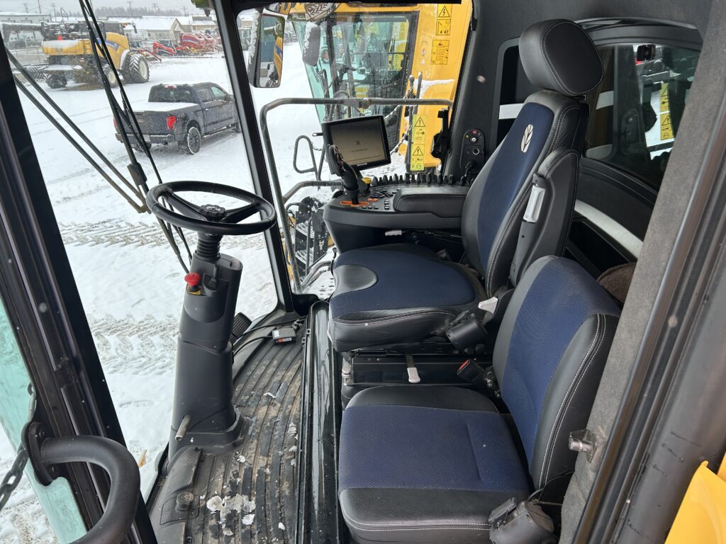 2022 New Holland CR9.90 Combine 4