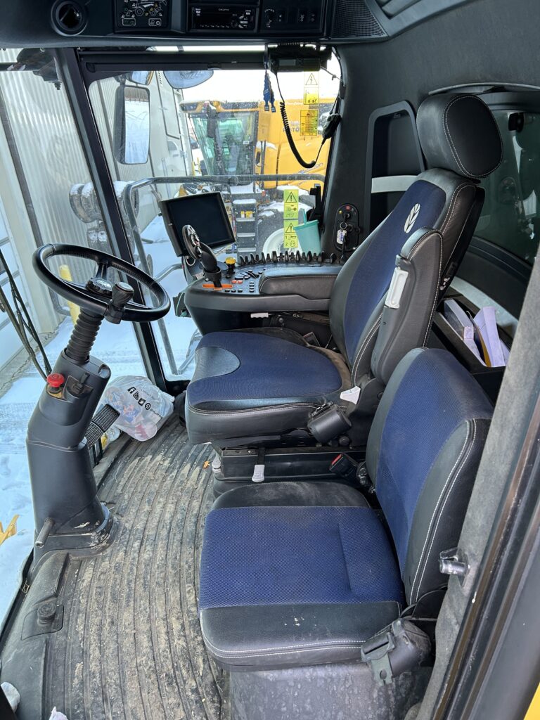 2021 New Holland CR8.90 Combine 4