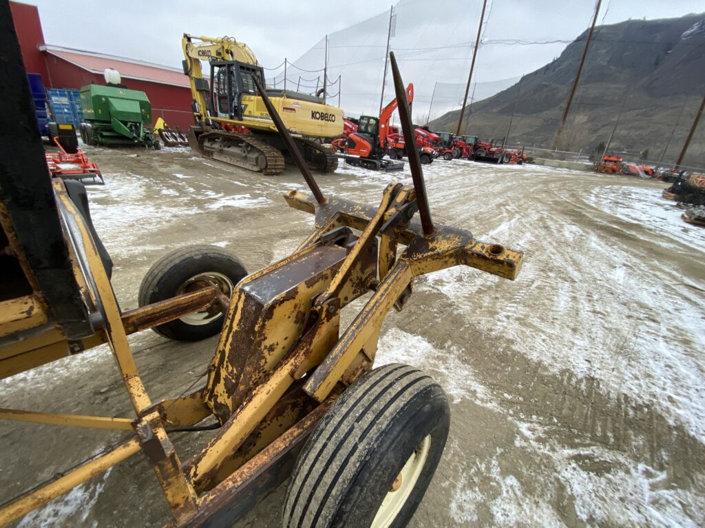 2005 Agway Bale feeder 6