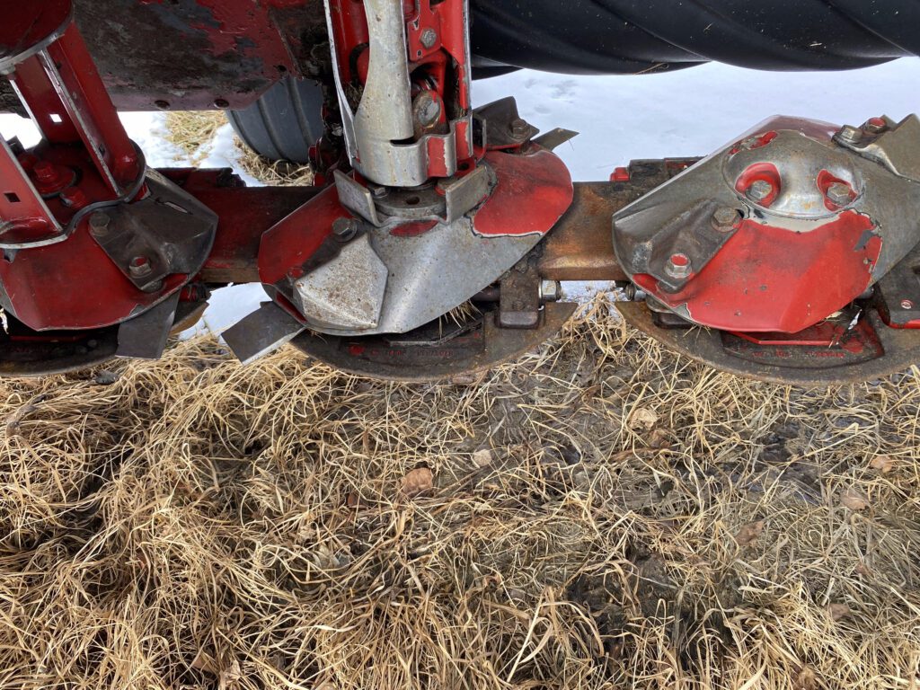 2013 New Holland H7460 Discbine 6