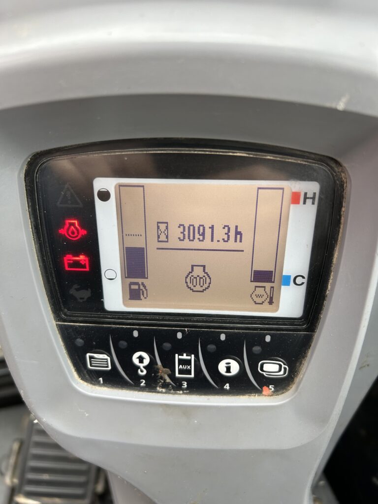2017 KX040-4G 4