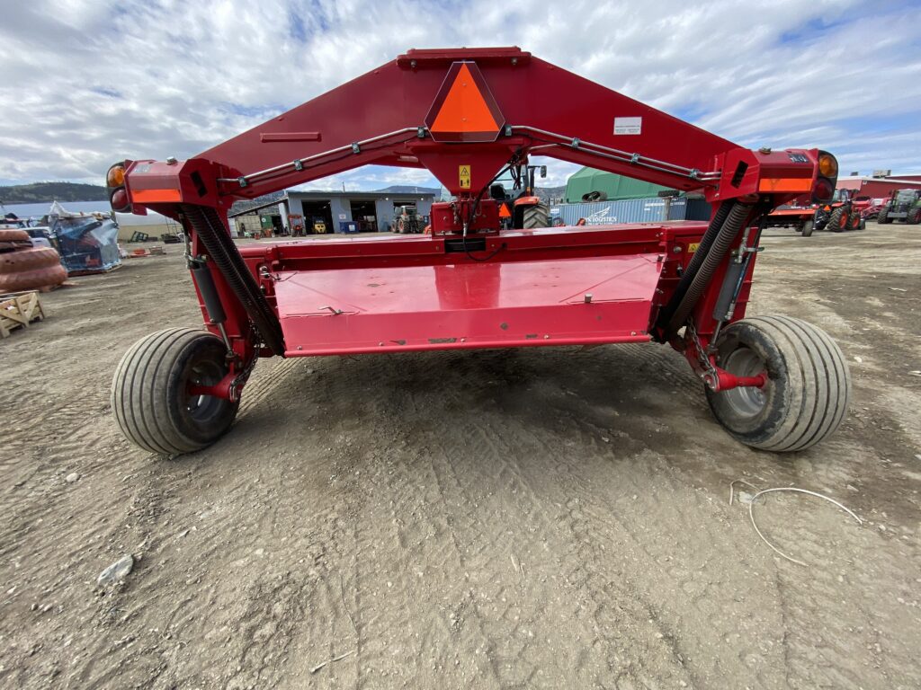 2018 Massey Ferguson 1383 Center Pull Discbine 3