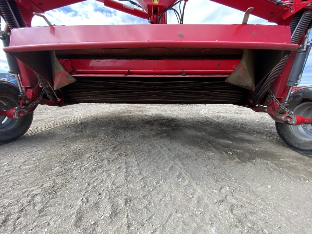 2018 Massey Ferguson 1383 Center Pull Discbine 4
