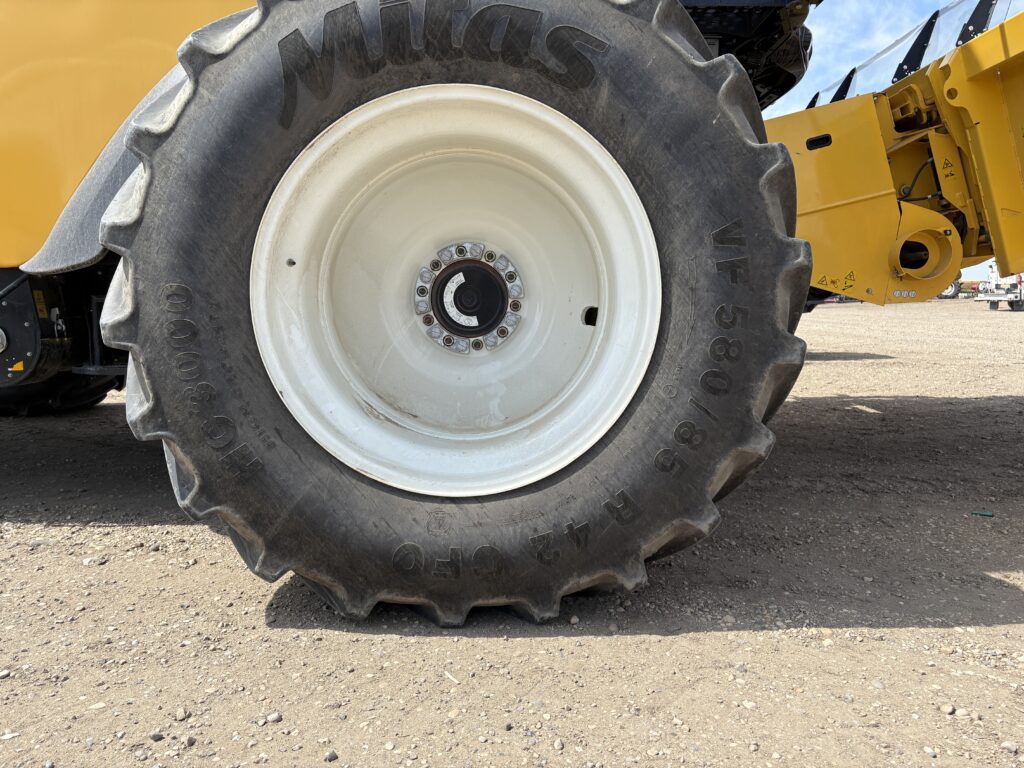 2022 New Holland CR8.90 Combine 4