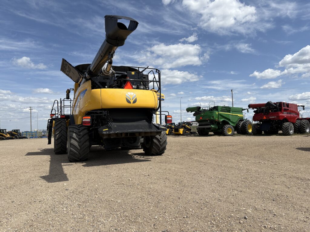 2022 New Holland CR8.90 Combine 3