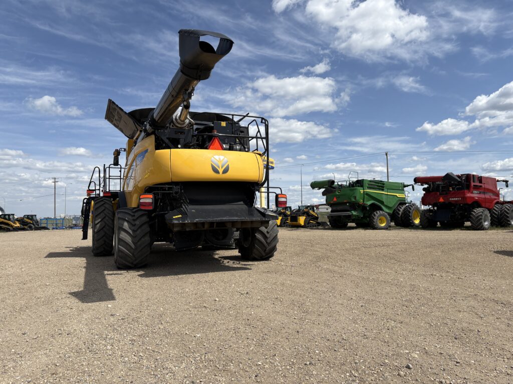 2022 New Holland CR8.90 Combine 3