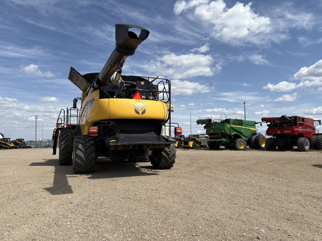 2022 New Holland CR8.90 Combine 3