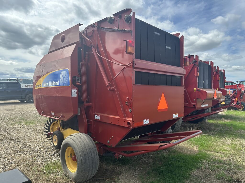 2011 New Holland BR7090 Round Baler 2