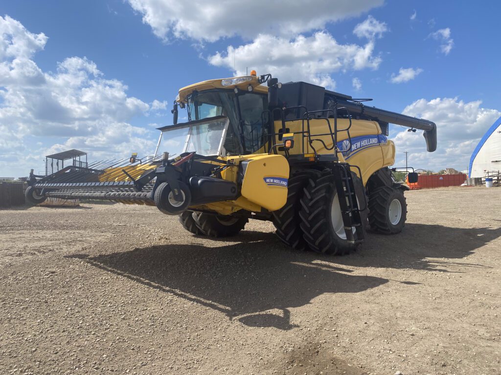 2014 New Holland CR9090Z Combine 1