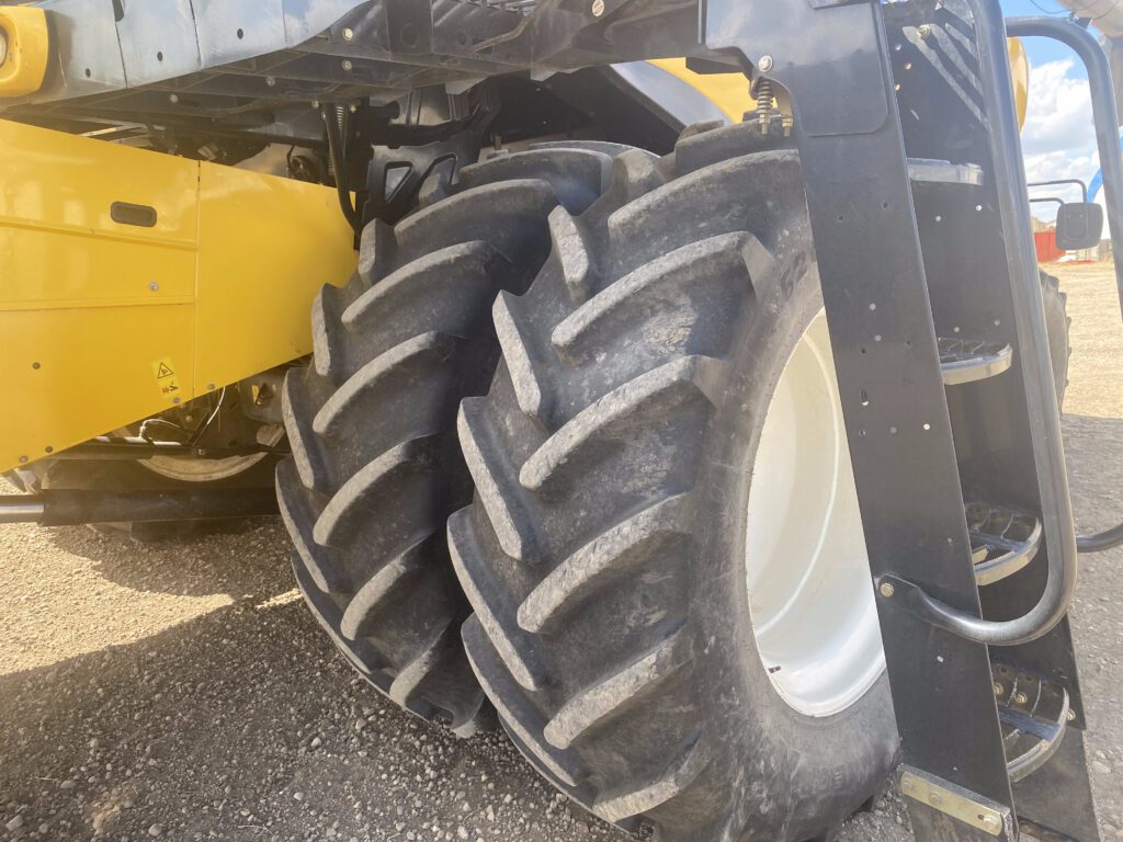 2014 New Holland CR9090Z Combine 8