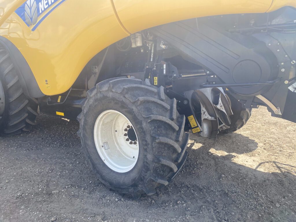 2014 New Holland CR9090Z Combine 7