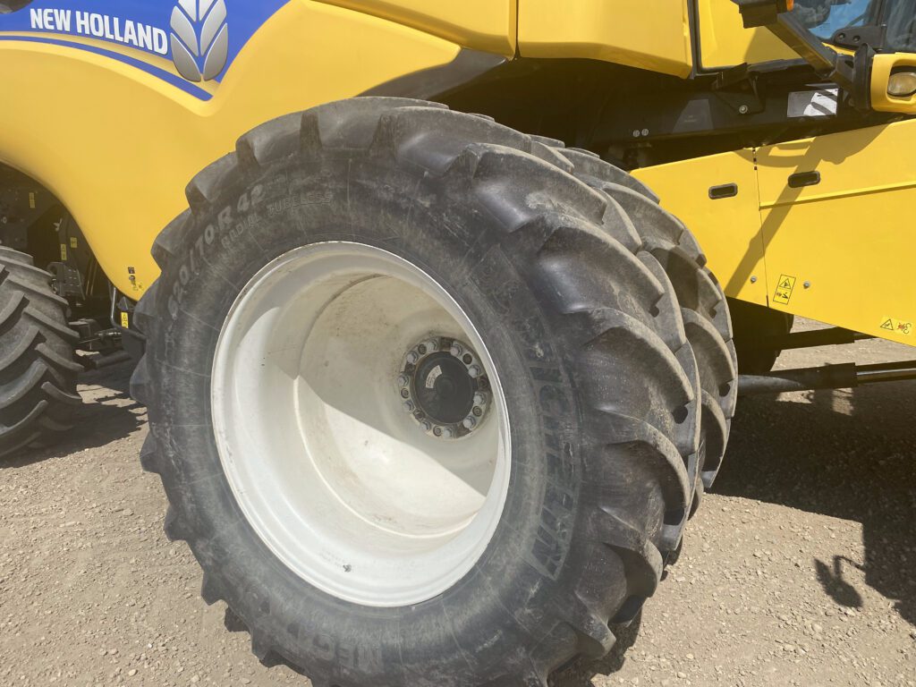 2014 New Holland CR9090Z Combine 6