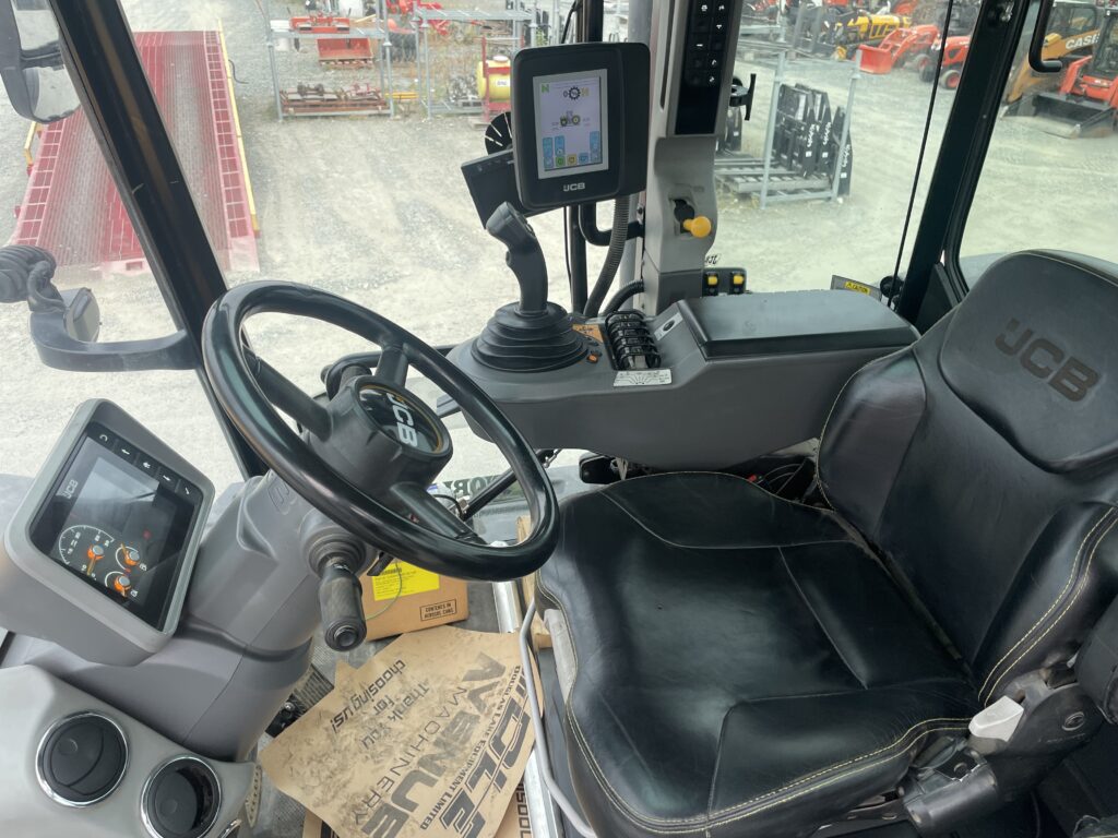 2018 JCB 8330 FastTrac 7