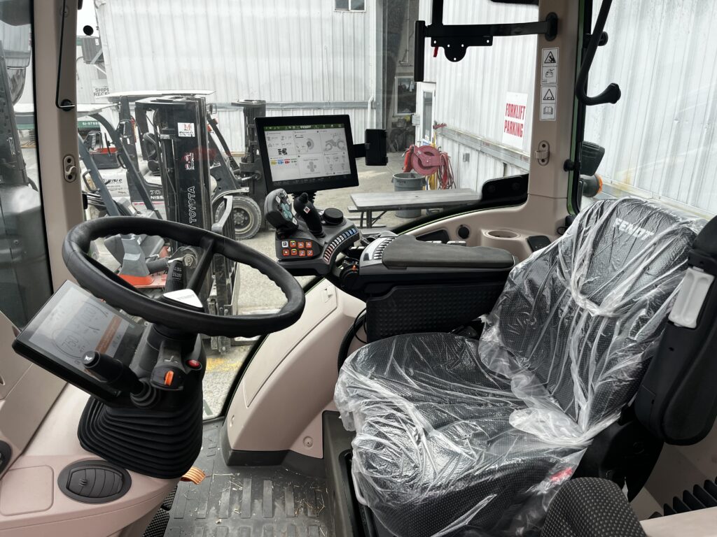 2023 Fendt 311 Cab Tractor w/ Loader 4