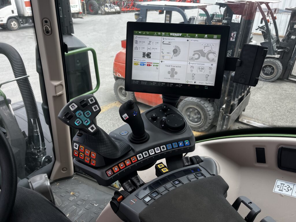2023 Fendt 311 Cab Tractor w/ Loader 5