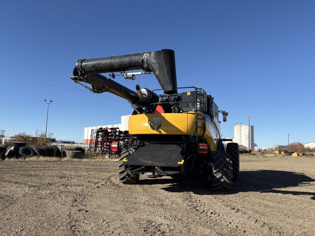 2023 New Holland CR9.90 Combine 4