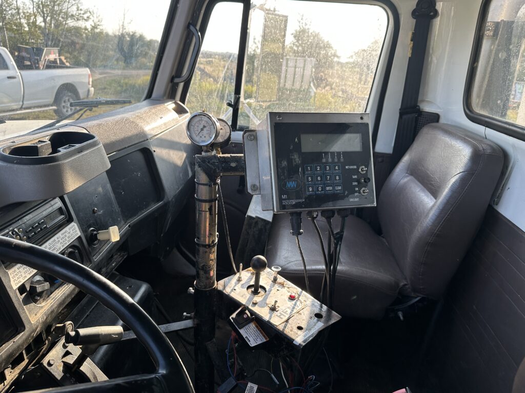 2001 International 4000 Truck w/ Henke Kwickmixer 6