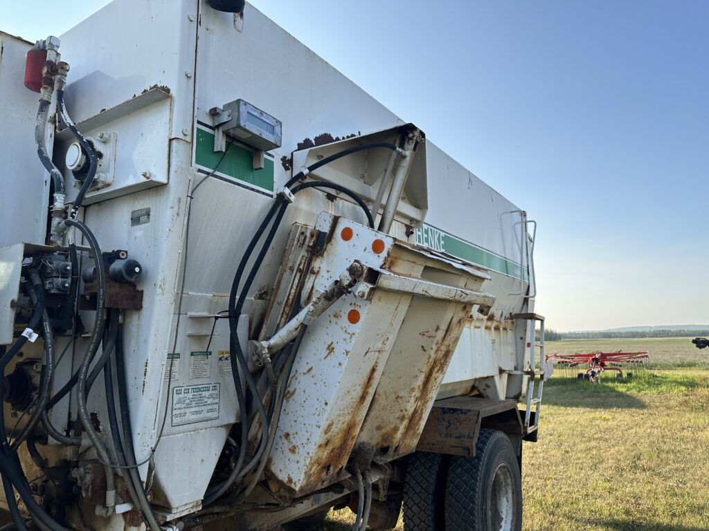 2001 International 4000 Truck w/ Henke Kwickmixer 8