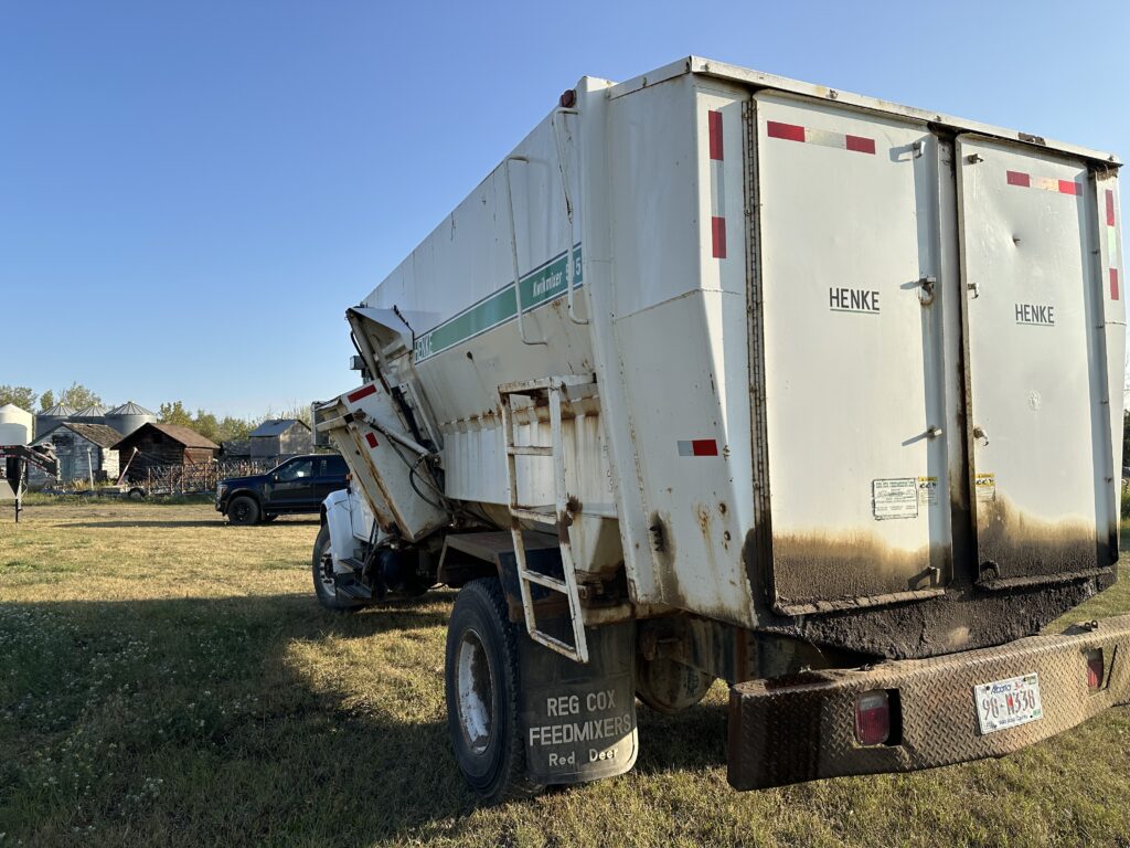 2001 International 4000 Truck w/ Henke Kwickmixer 14