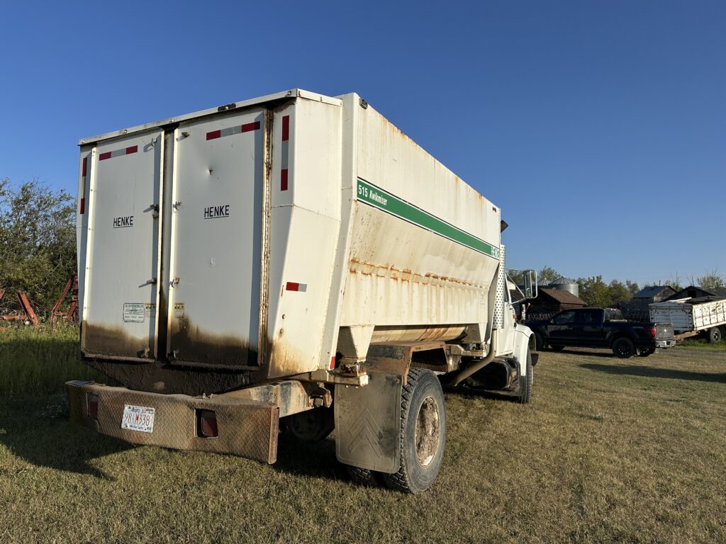 2001 International 4000 Truck w/ Henke Kwickmixer 15