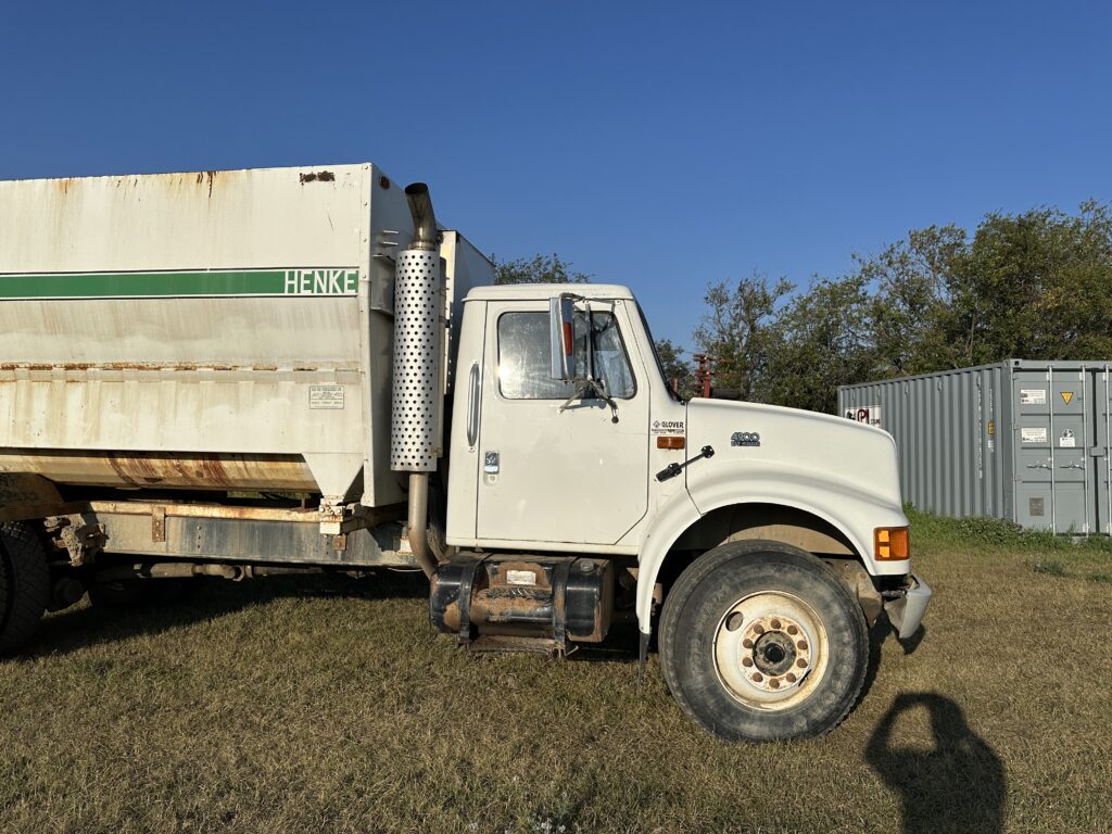 2001 International 4000 Truck w/ Henke Kwickmixer