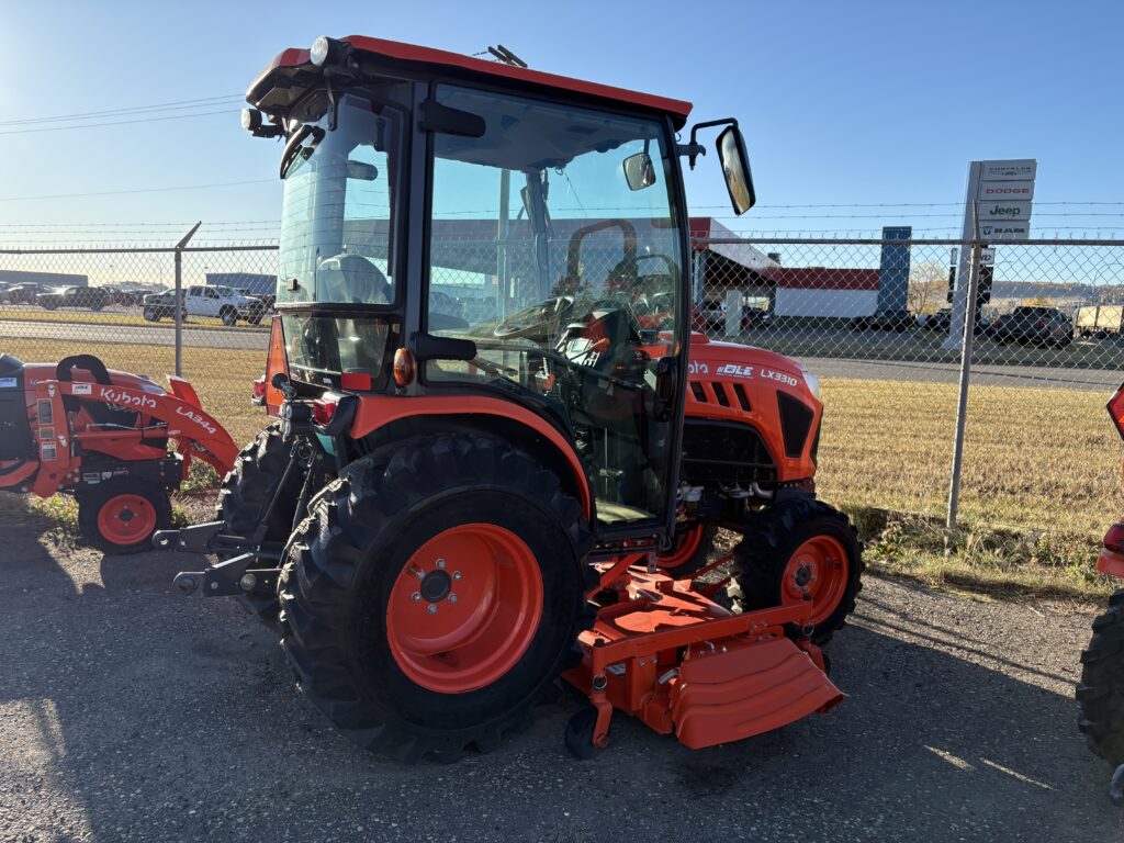 2023 Kubota LX3310HSDCC 3