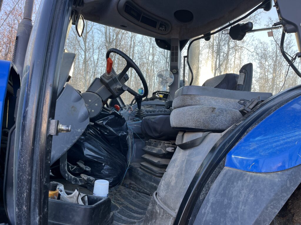 2006 New Holland TS125A Tractor w/ 840TL Loader 5